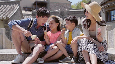 Happy young Chinese family eating ice cream outside,4K
