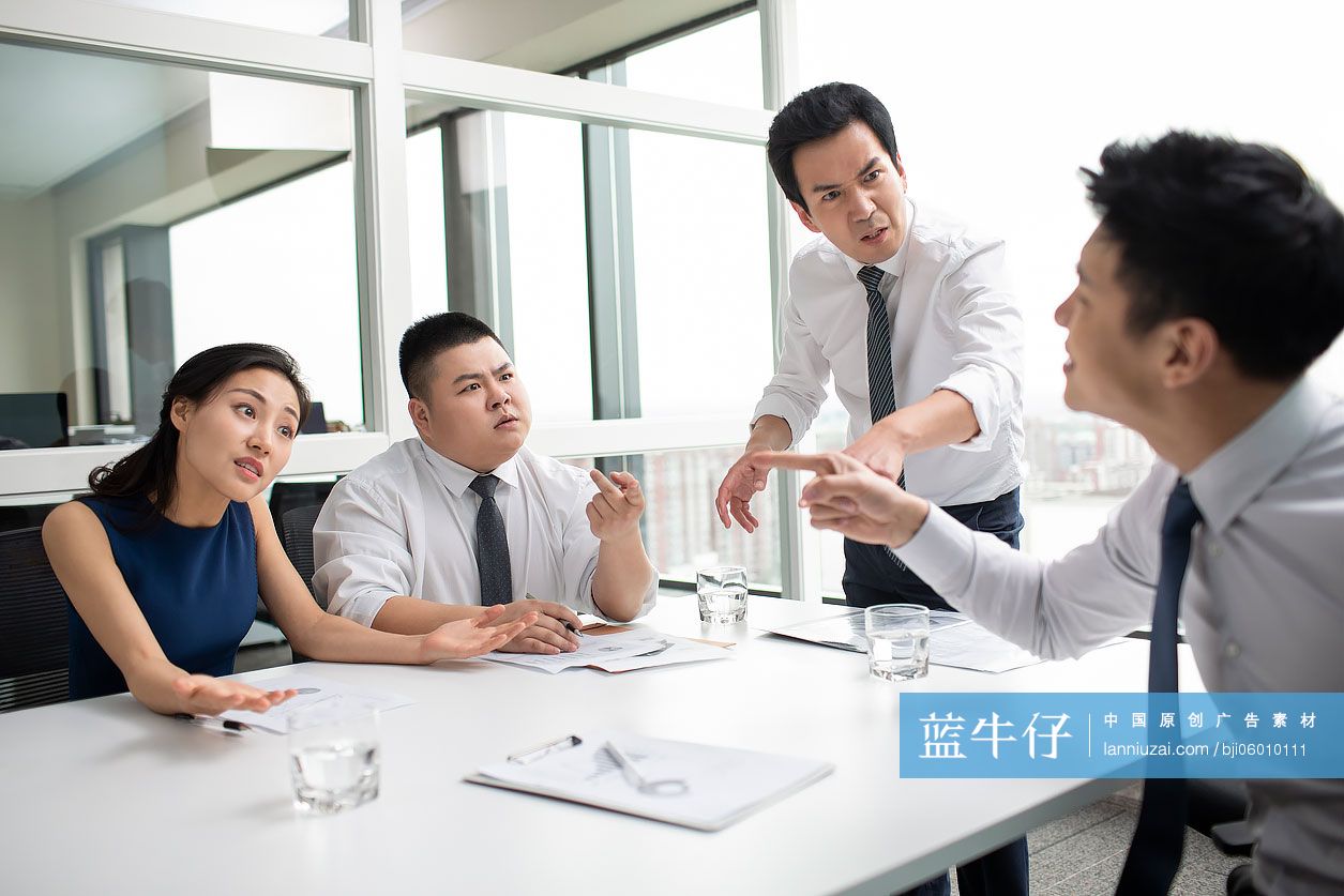 商务人士在会议室争吵
