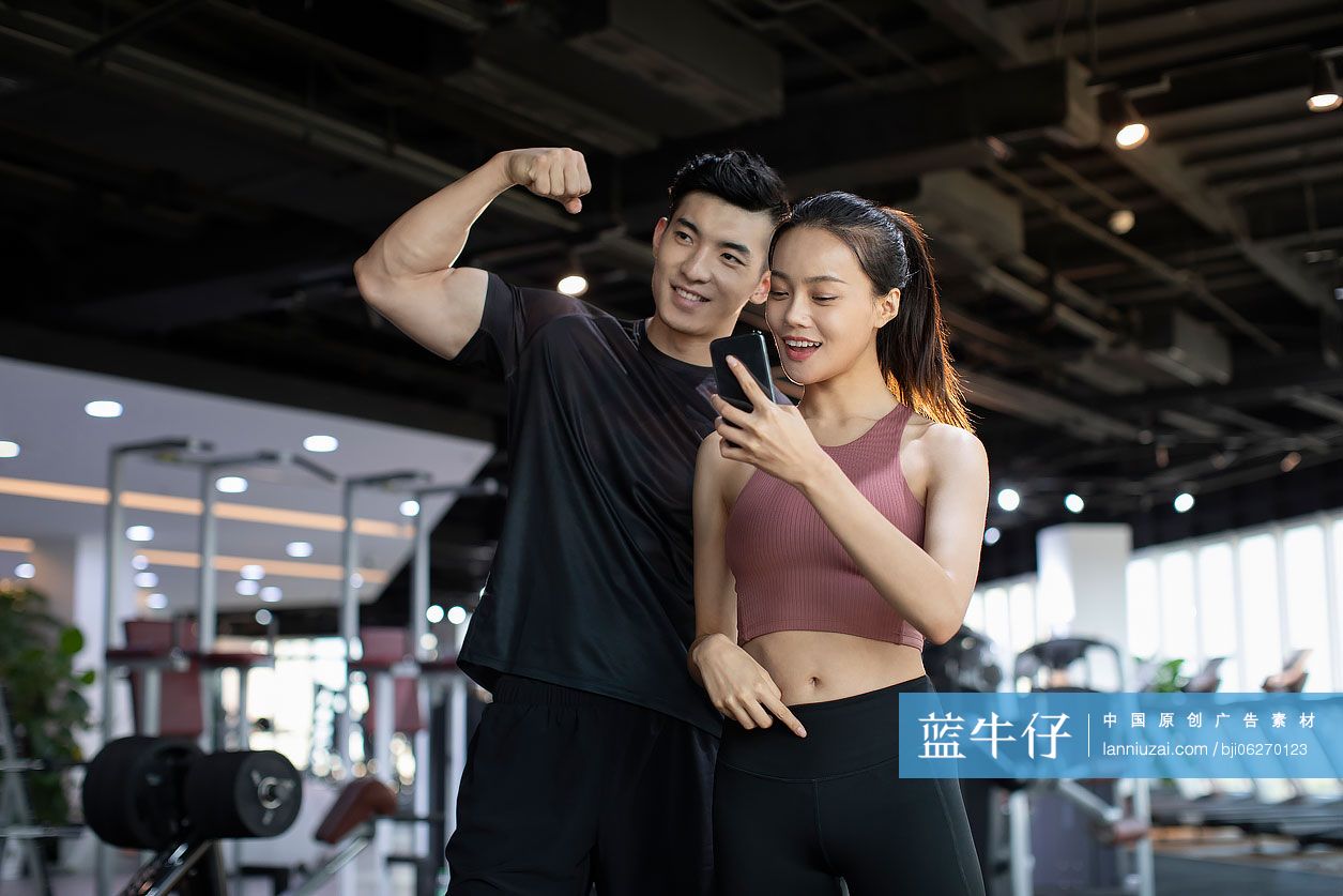 年轻情侣在健身房自拍-蓝牛仔影像-中国原创广告影像素材