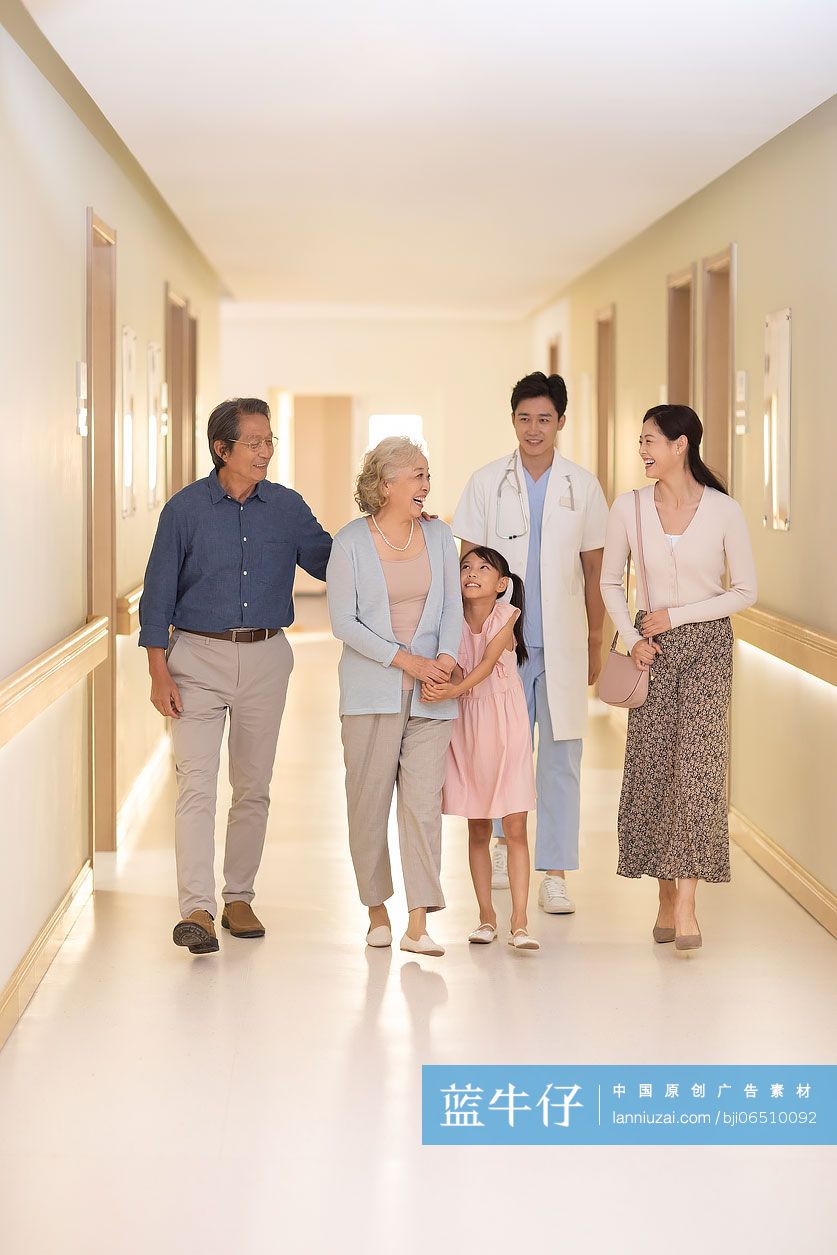 小女孩和家人接奶奶出院