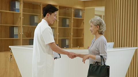 Chinese doctor talking to senior woman in hospital corridor,4K