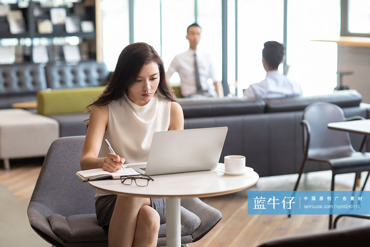 商务女士在咖啡馆使用笔记本电脑工作