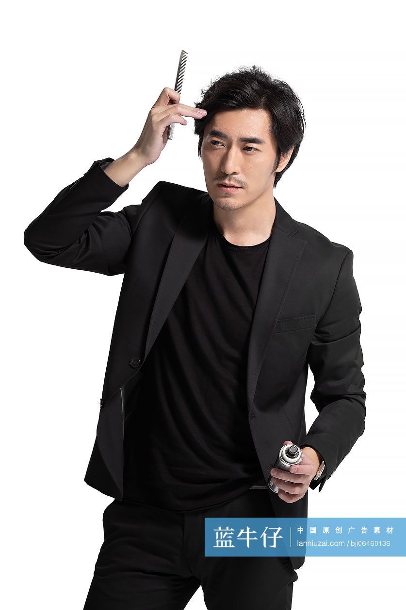 时尚中年男子整理发型