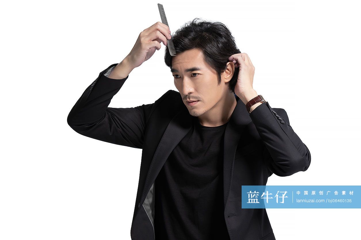 时尚中年男子整理发型