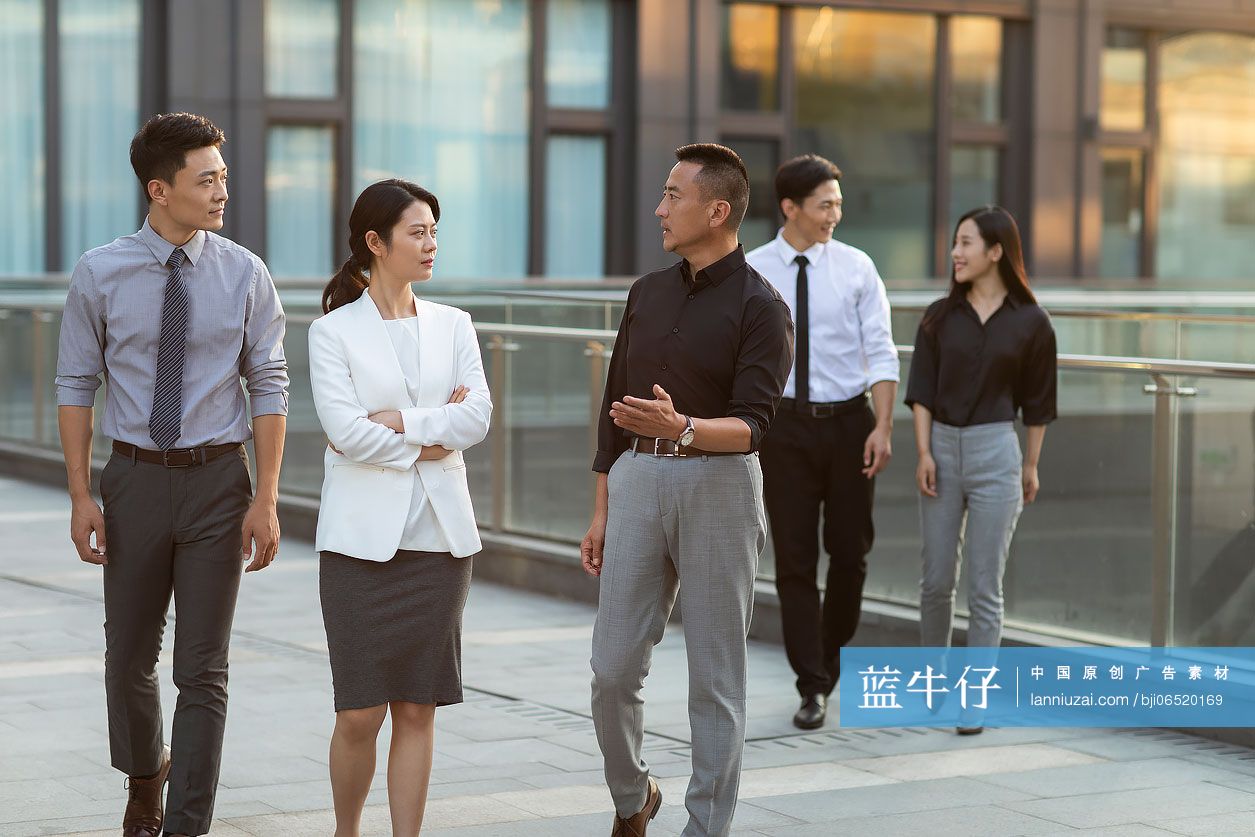 商务人士在户外讨论