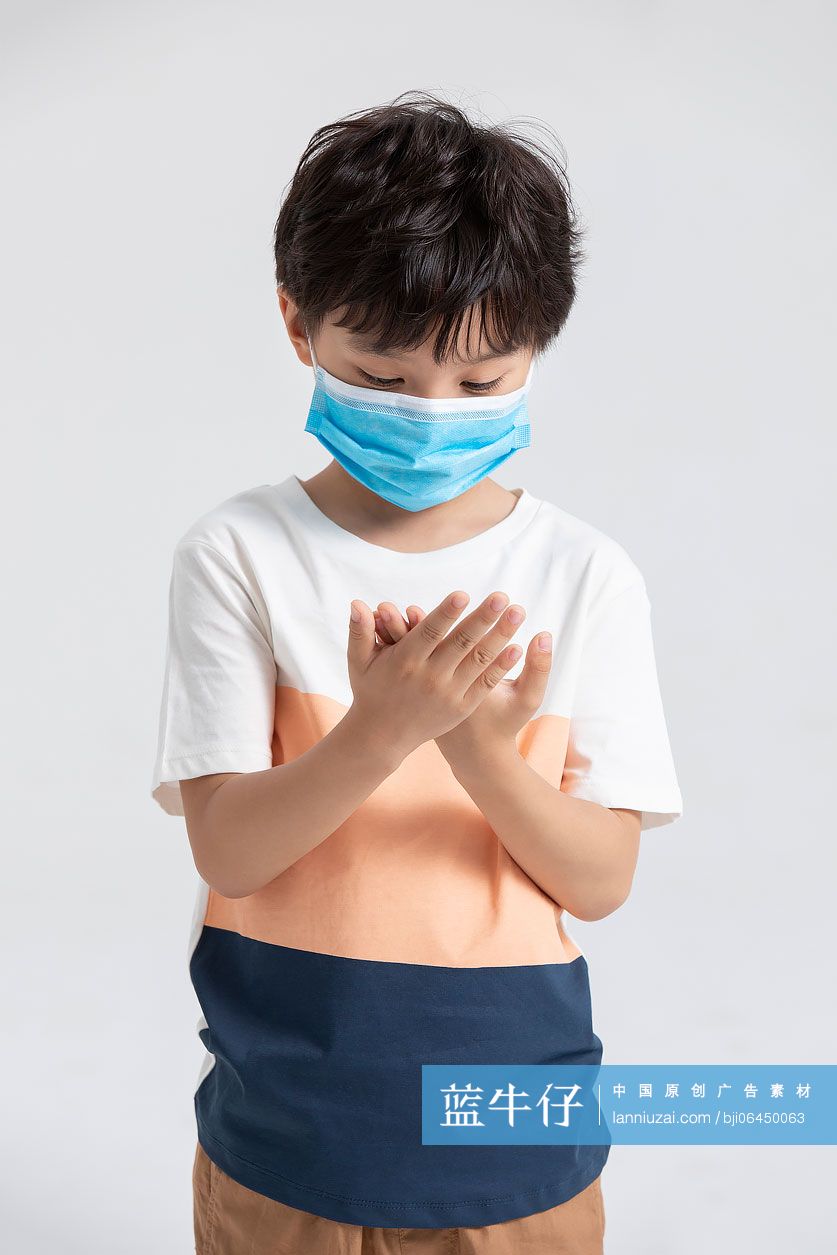 小男孩使用免洗洗手液消毒