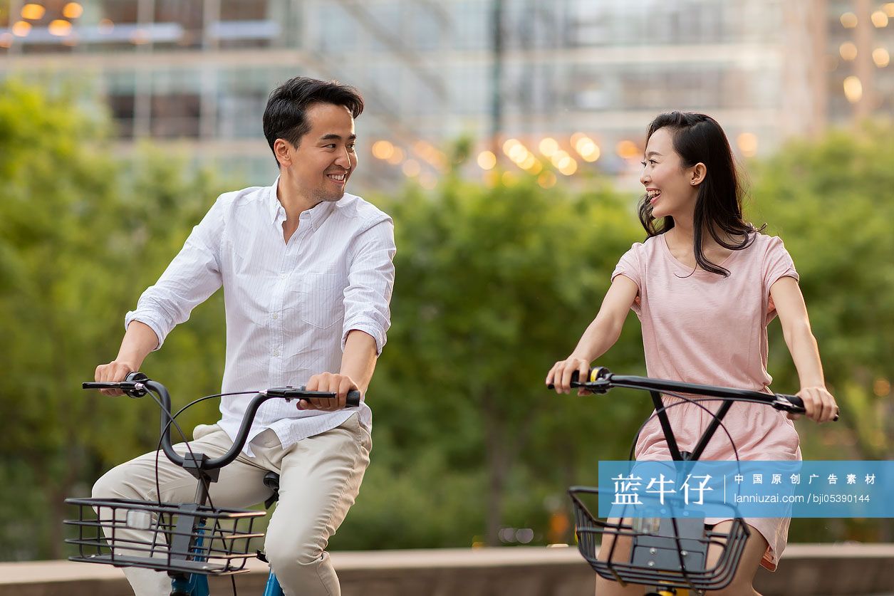 快乐的年轻情侣骑自行车-蓝牛仔影像-中国原创广告影像素材