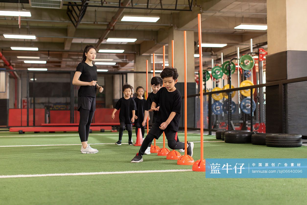 儿童在教练的指导下进行体能训练