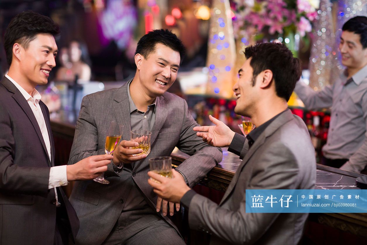 商务人士在酒吧聊天