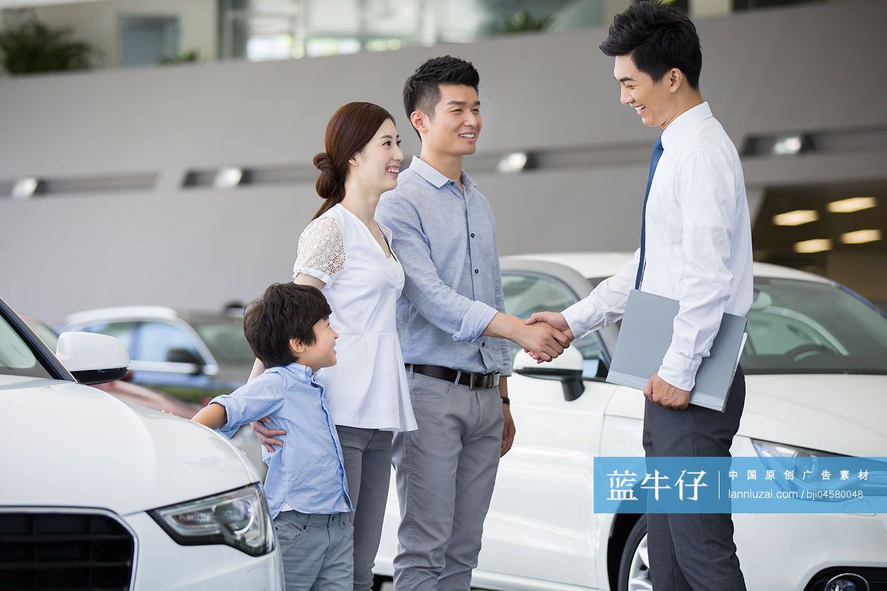 年轻家庭在4S店选购汽车