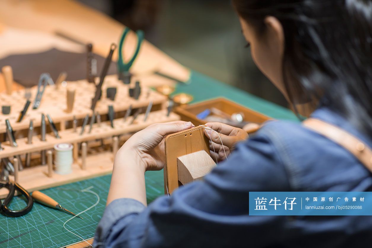 手工皮具匠人在工作室里工作