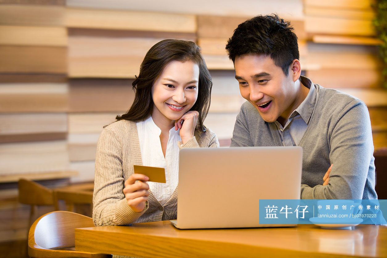 年轻情侣在咖啡馆网上购物