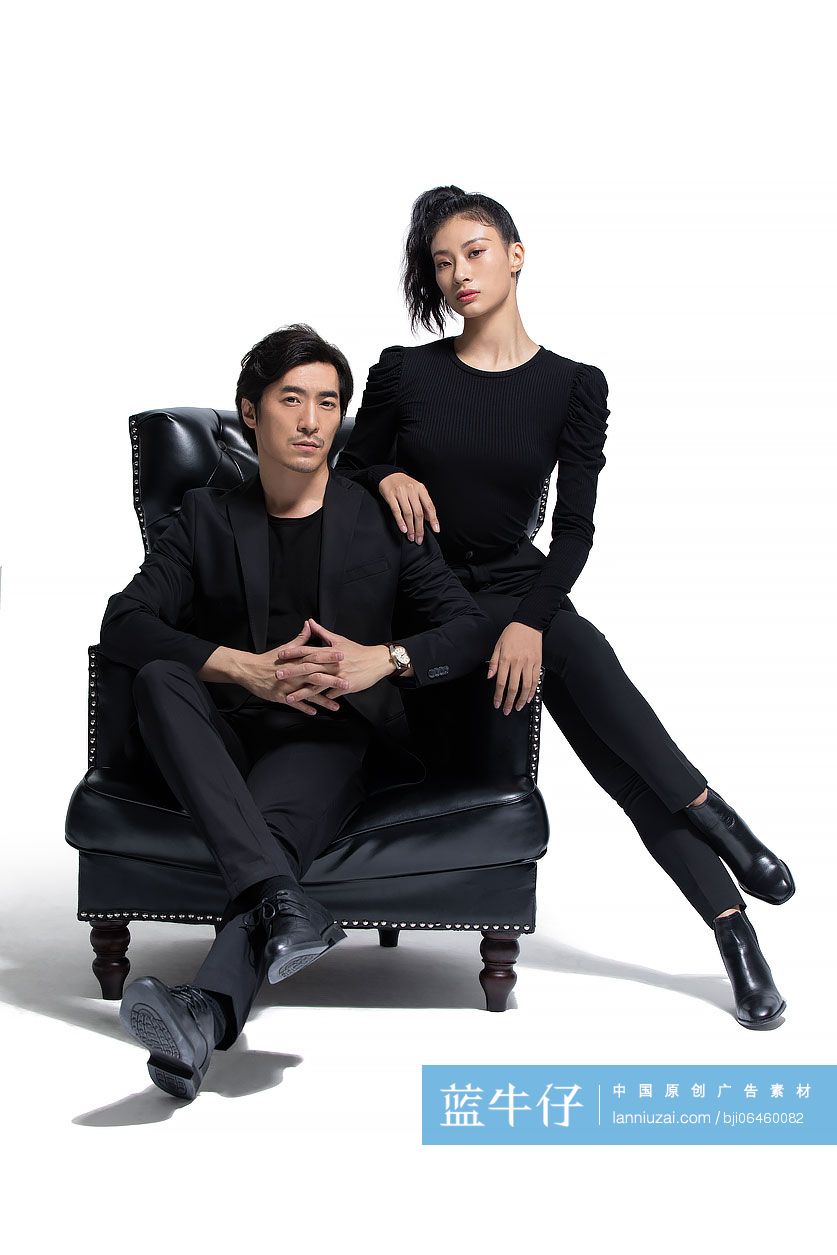 时尚情侣坐在豪华沙发上