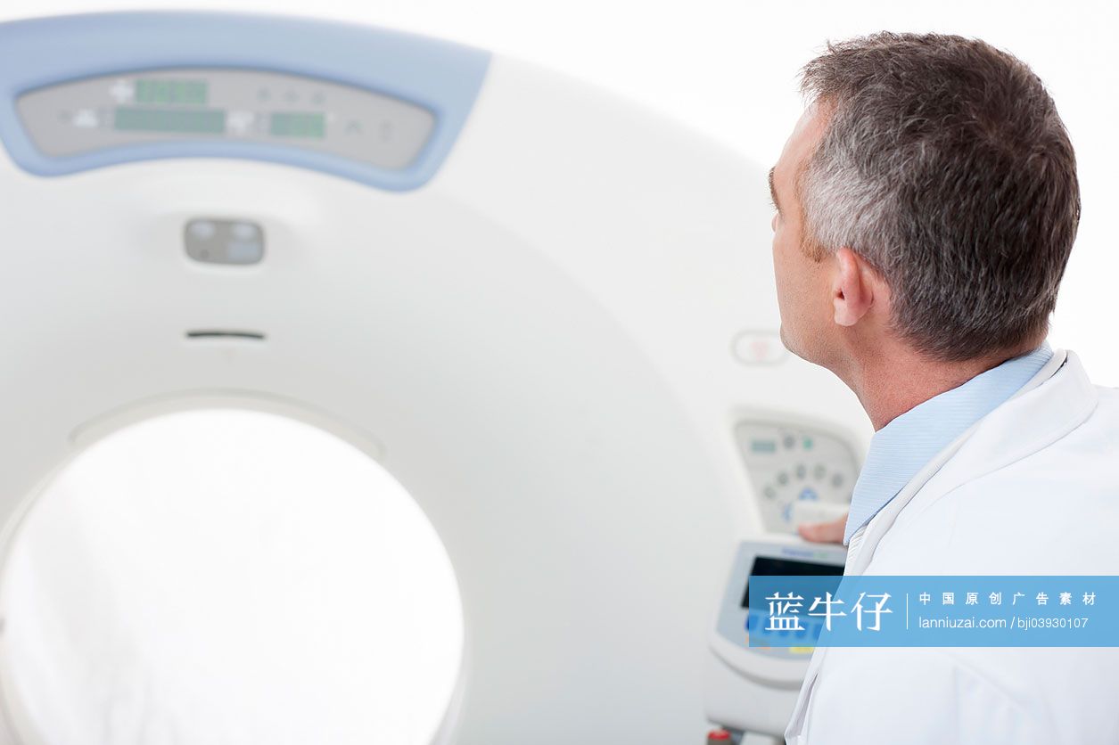 主治医师和核磁共振扫描仪