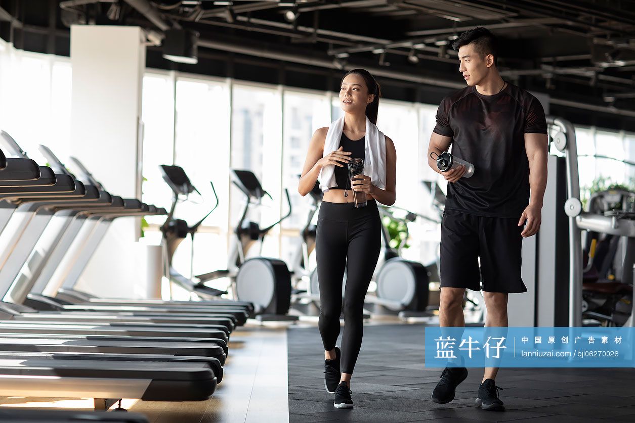 年轻人在健身房健身后休息-蓝牛仔影像-中国原创广告影像素材