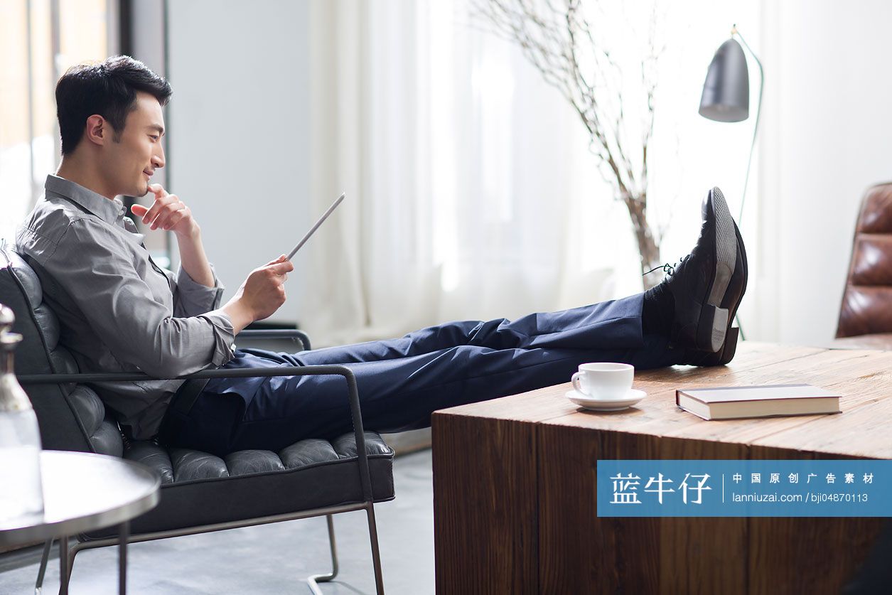 年轻商务男子在办公室使用平板电脑