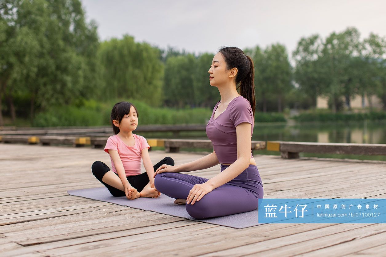 妈妈和女儿做瑜伽