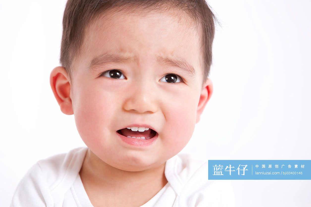 男婴哭闹