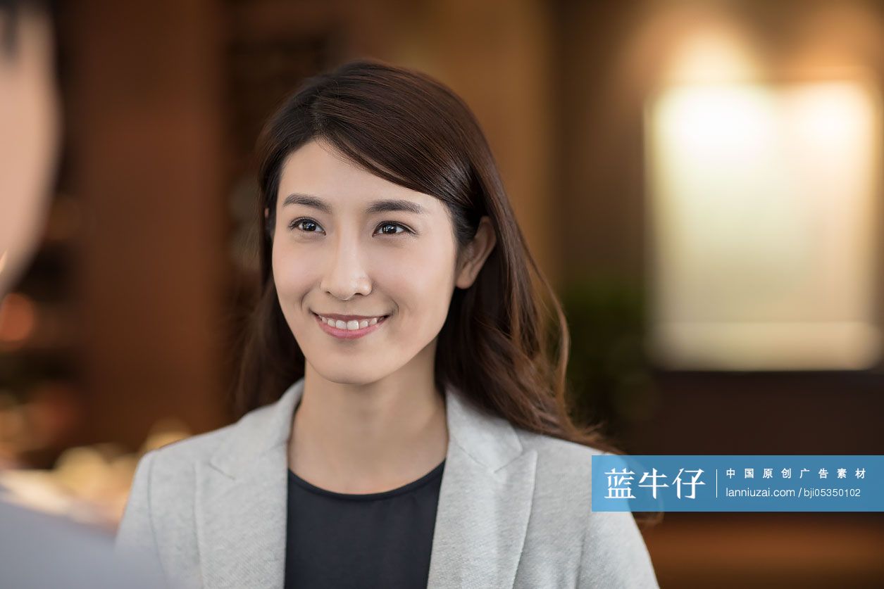 自信的商务女士-蓝牛仔影像-中国原创广告影像素材