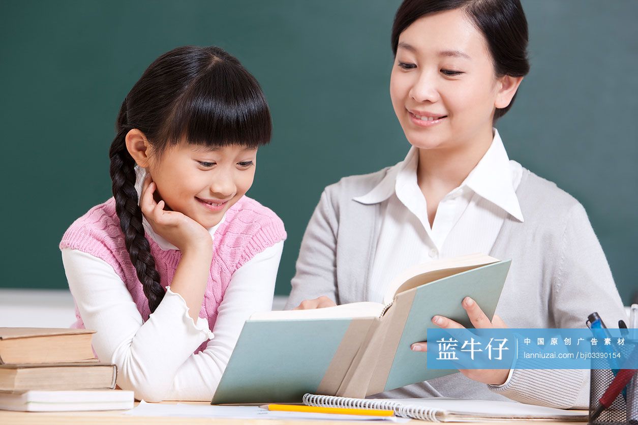 老师和小女生看书