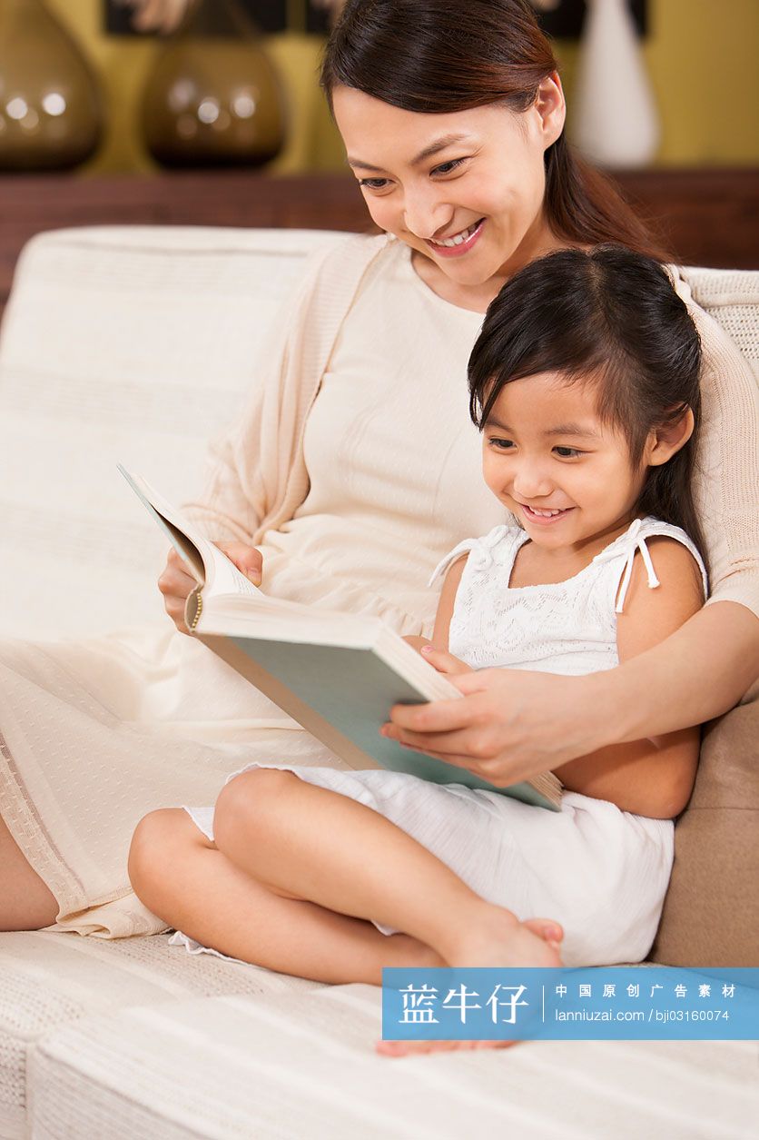 妈妈和孩子一起看书