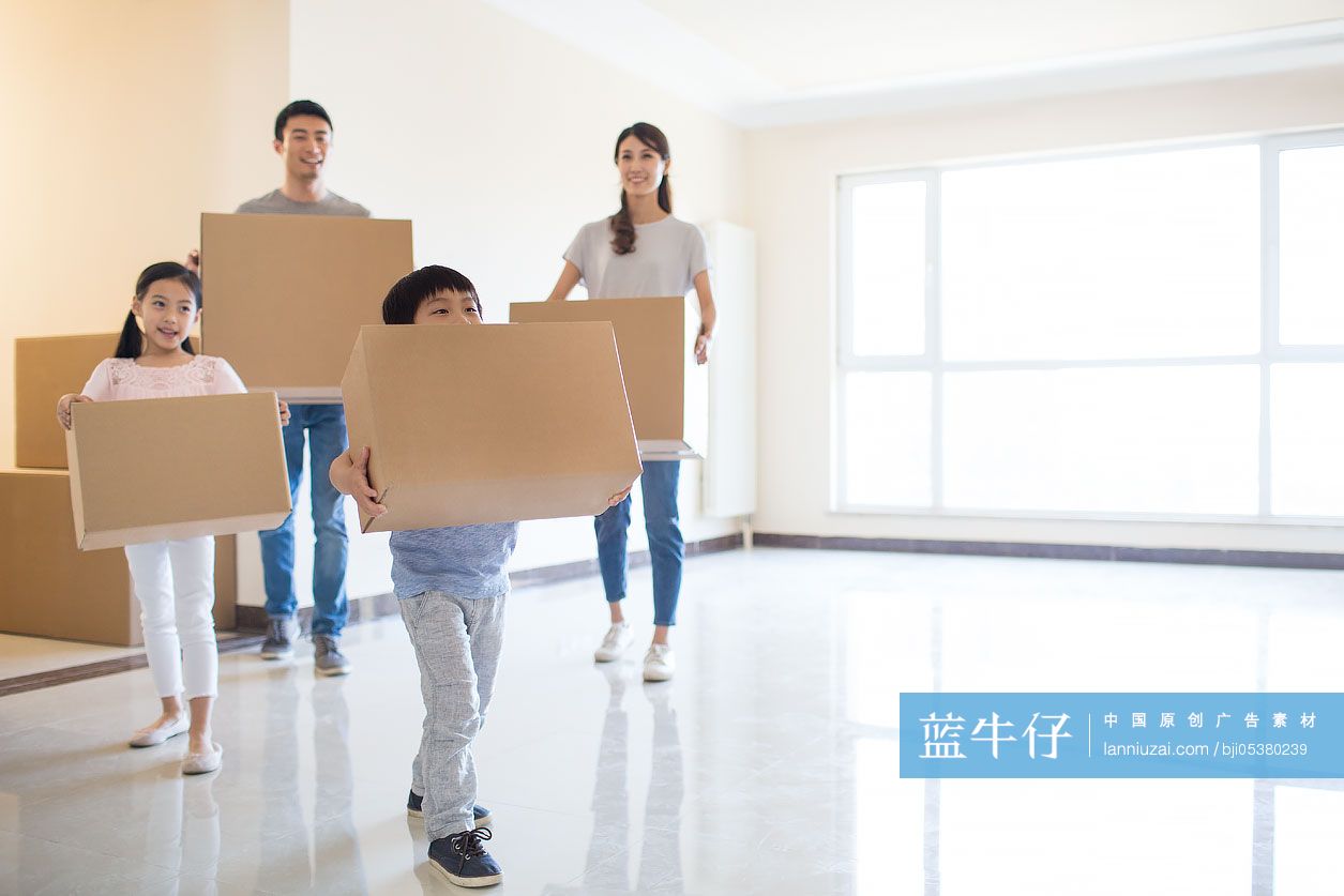 年轻家庭搬进新家