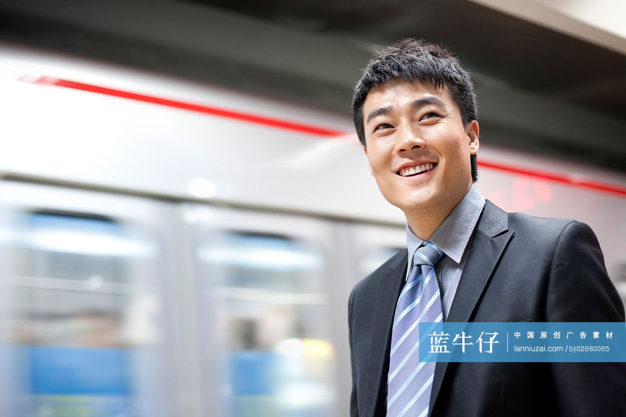 青年商务男士在地铁