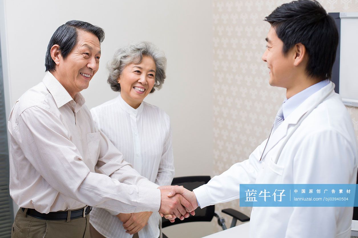 老年夫妇握手感谢大夫