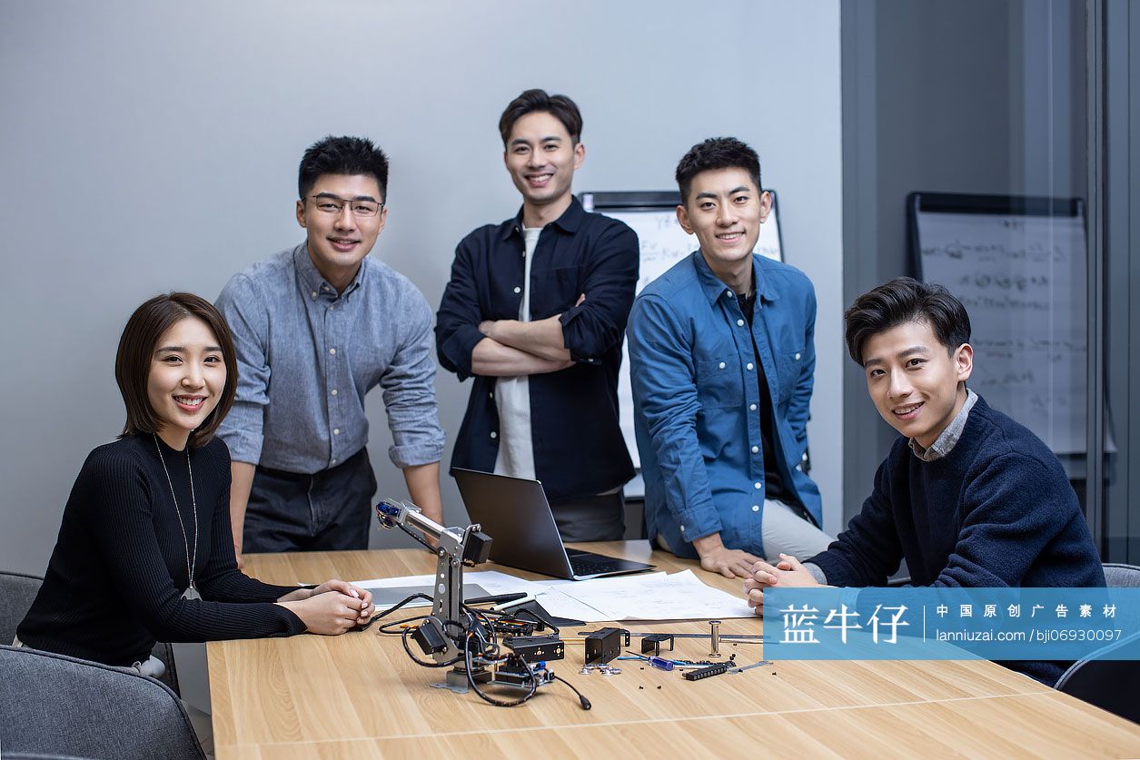 设计师团队在会议室开会