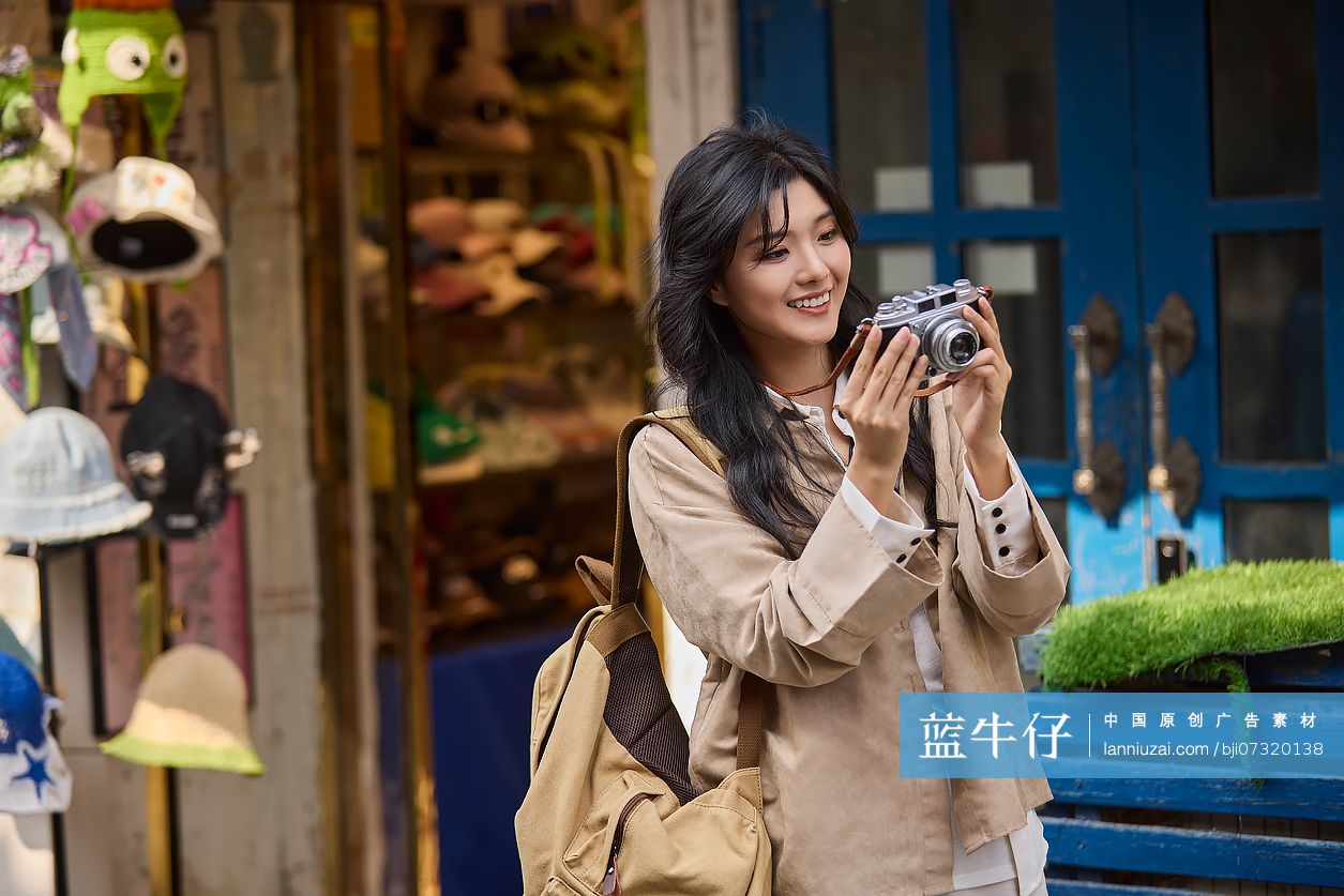 快乐的年轻女性在北京旅游