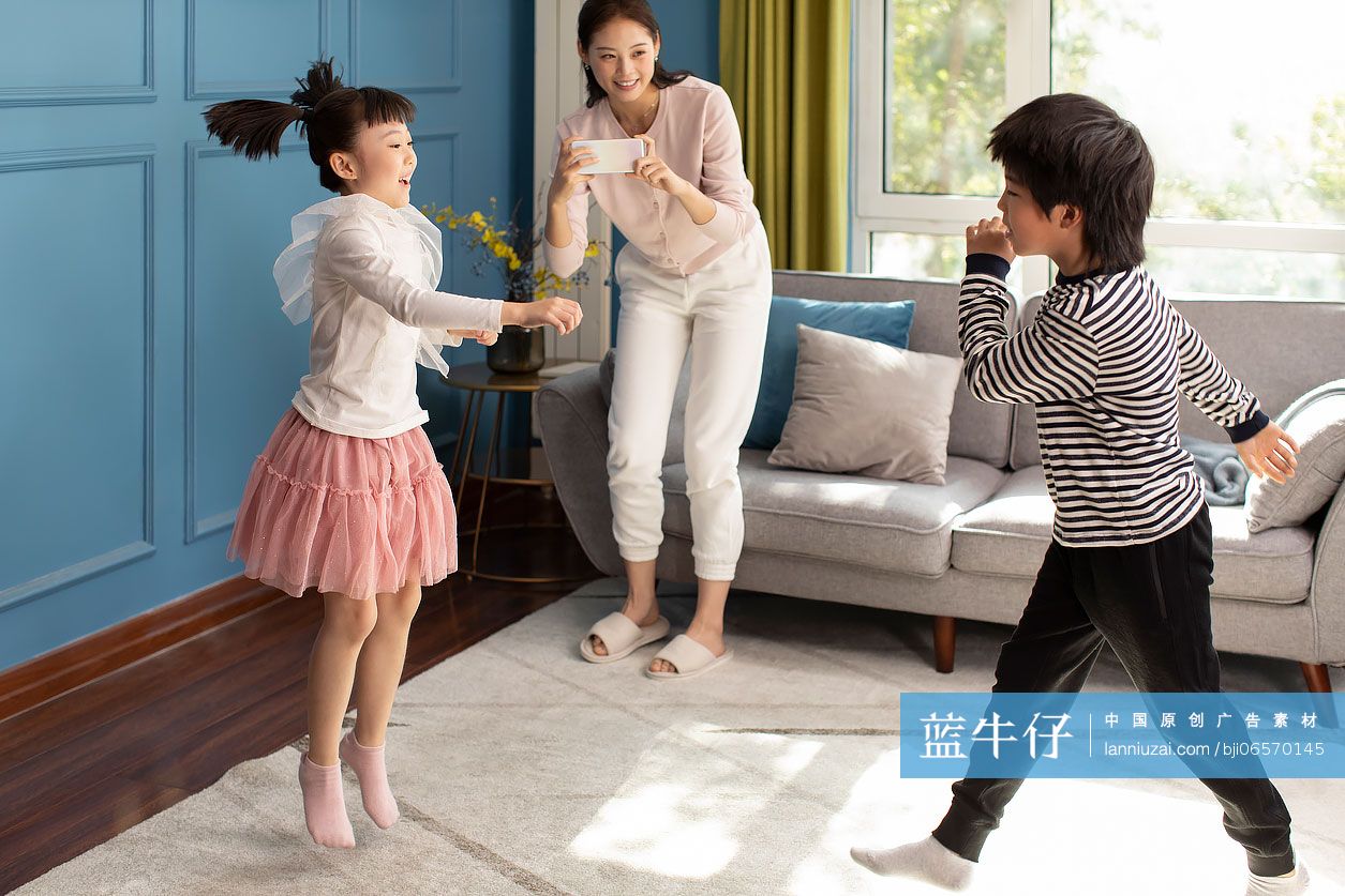 年轻妈妈和孩子们在家玩耍