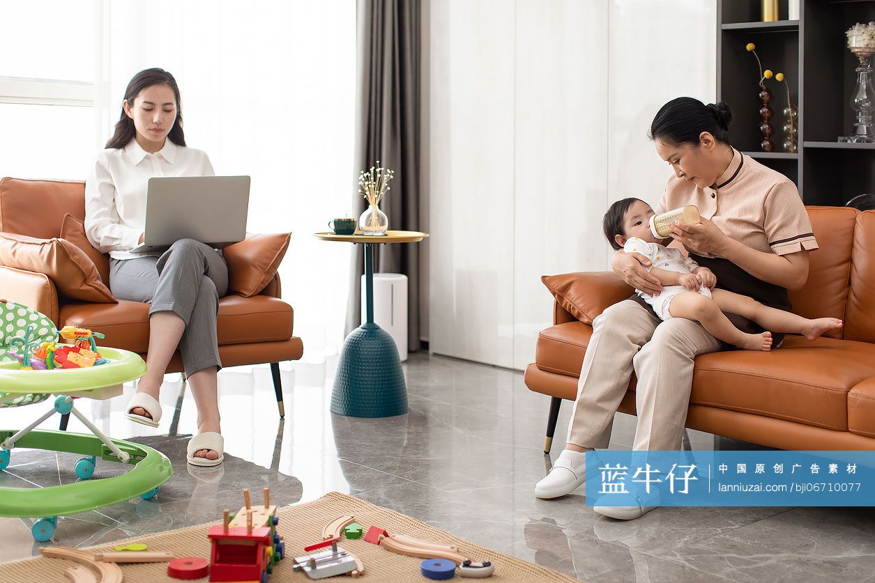 保姆照顾小宝宝