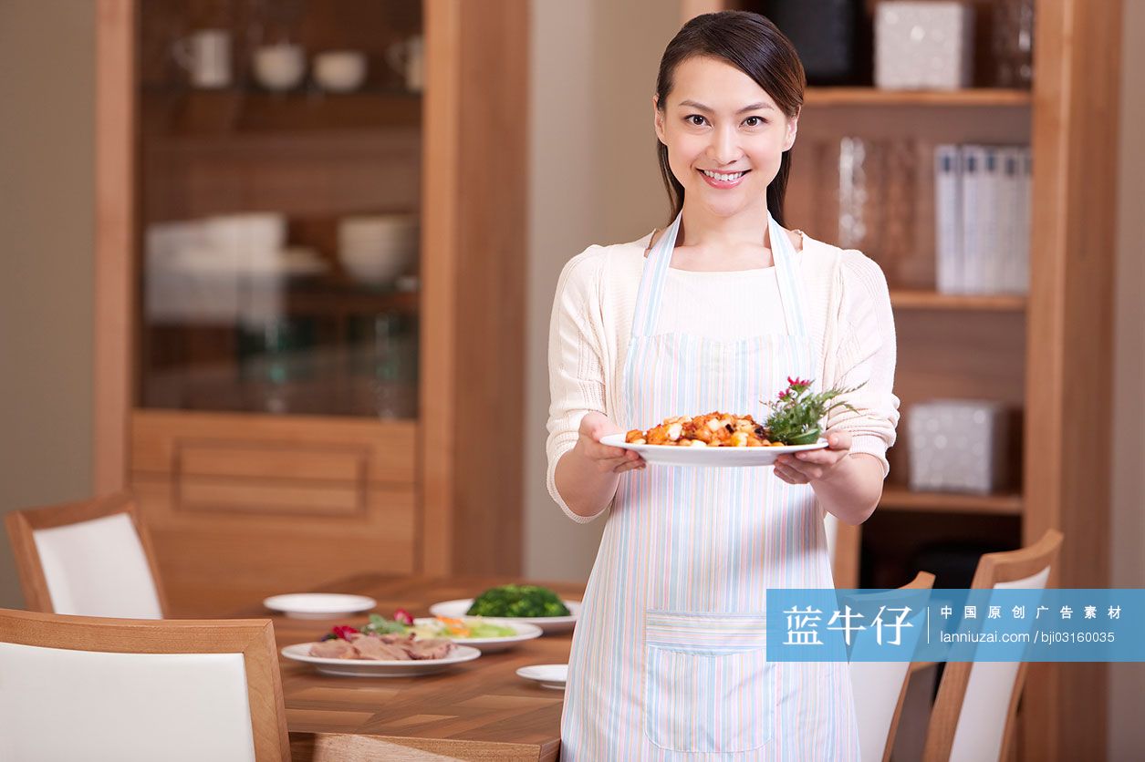 年轻女性端着中国菜