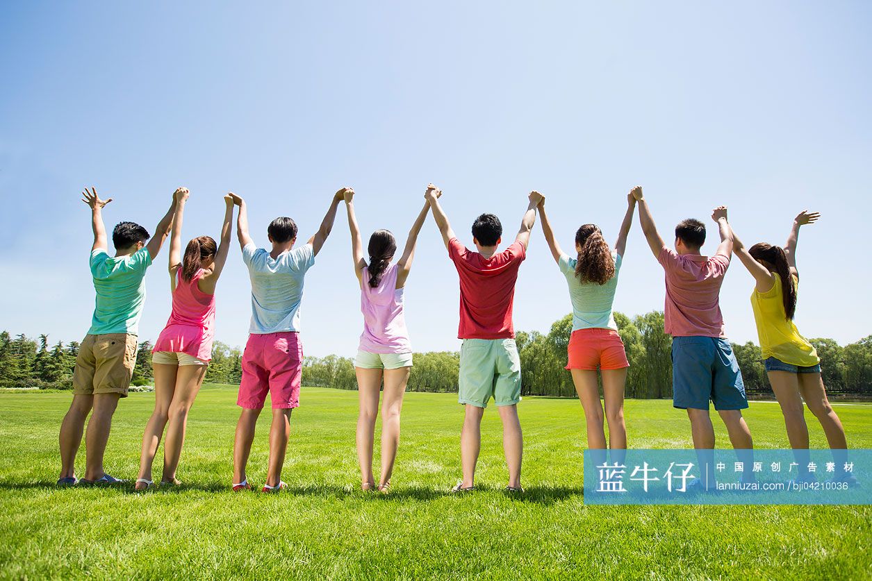 年轻男女手拉手站成一排