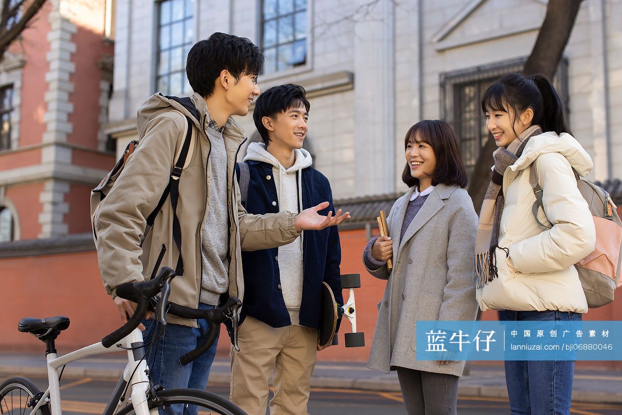 大学生在校园里聊天