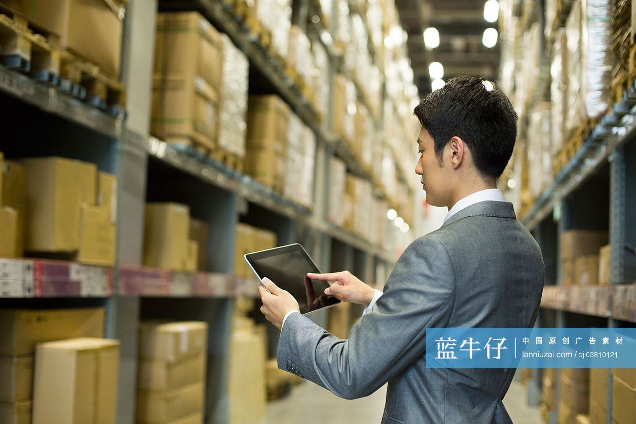 物流工作人员与平板电脑