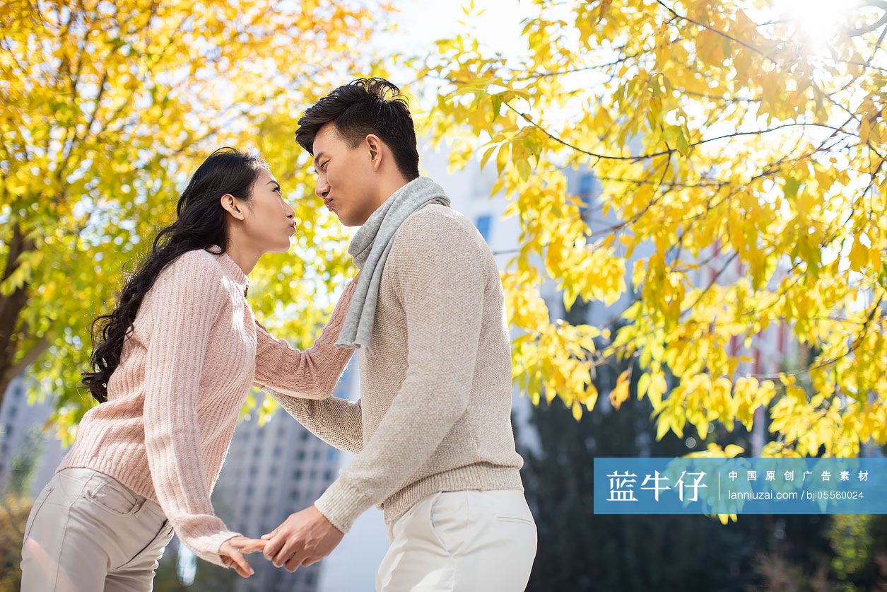 快乐的年轻情侣秋日约会