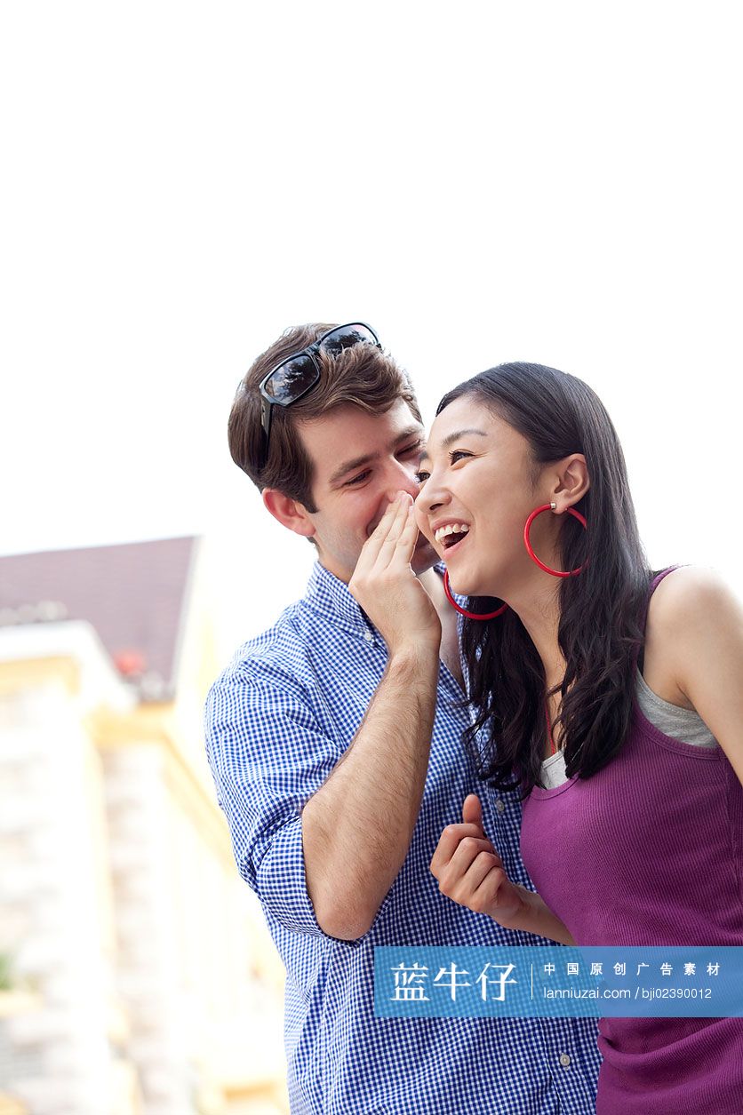 青年男女说悄悄话