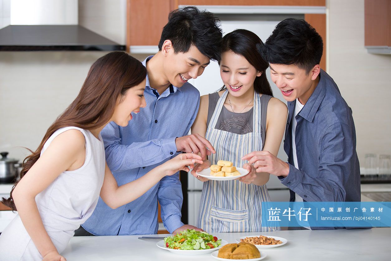 年轻女子在厨房为朋友做饭
