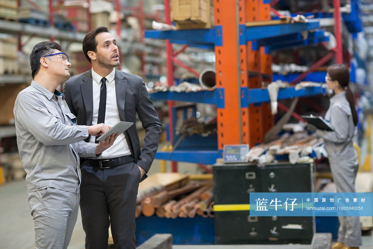 商务男士和工程师在工厂讨论工作