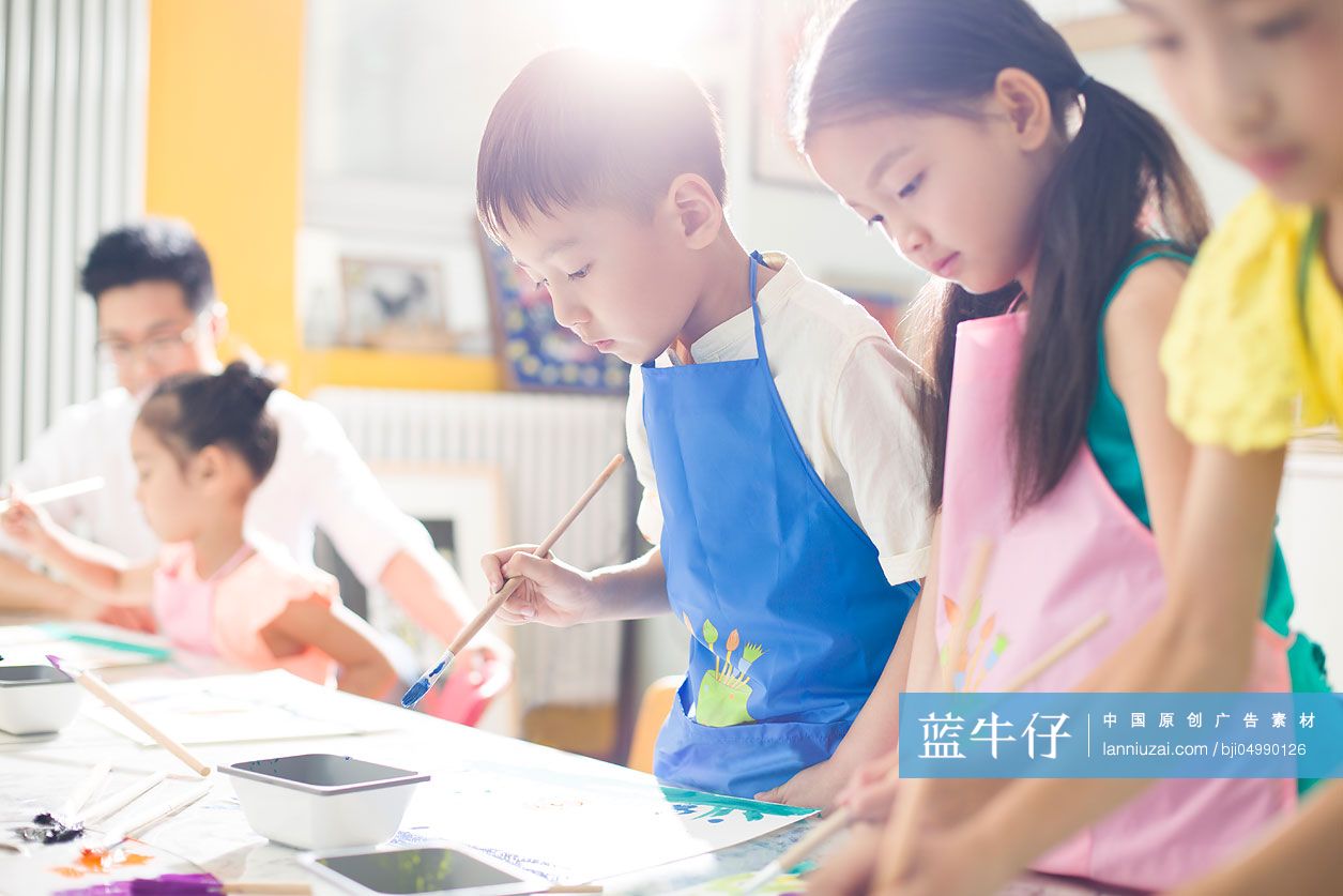 小朋友们上美术课