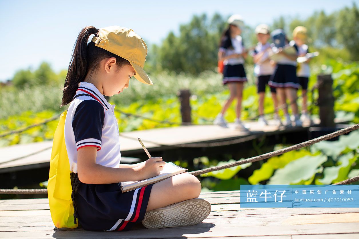 快乐的小学生在户外写生