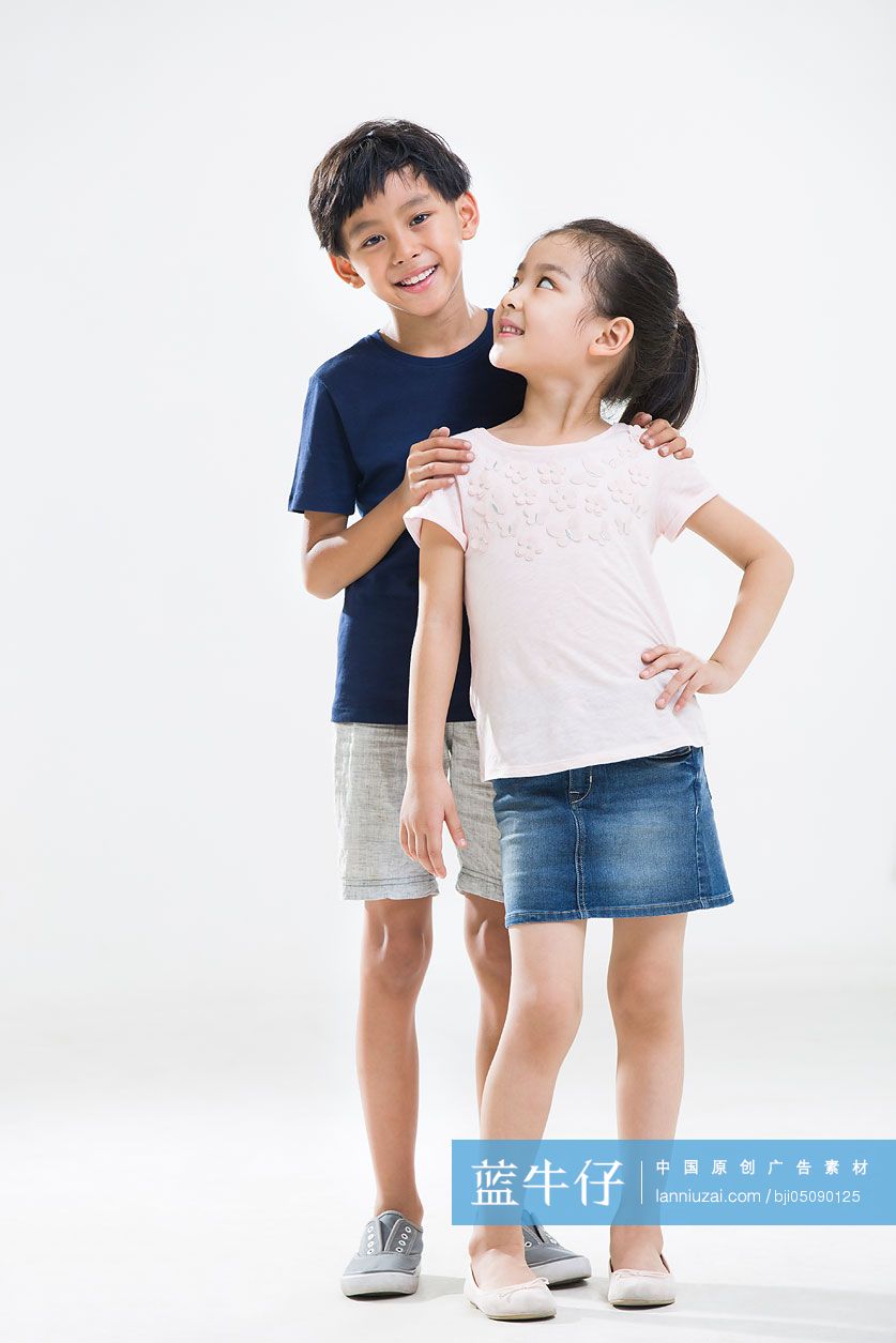 可爱的小男孩和小女孩