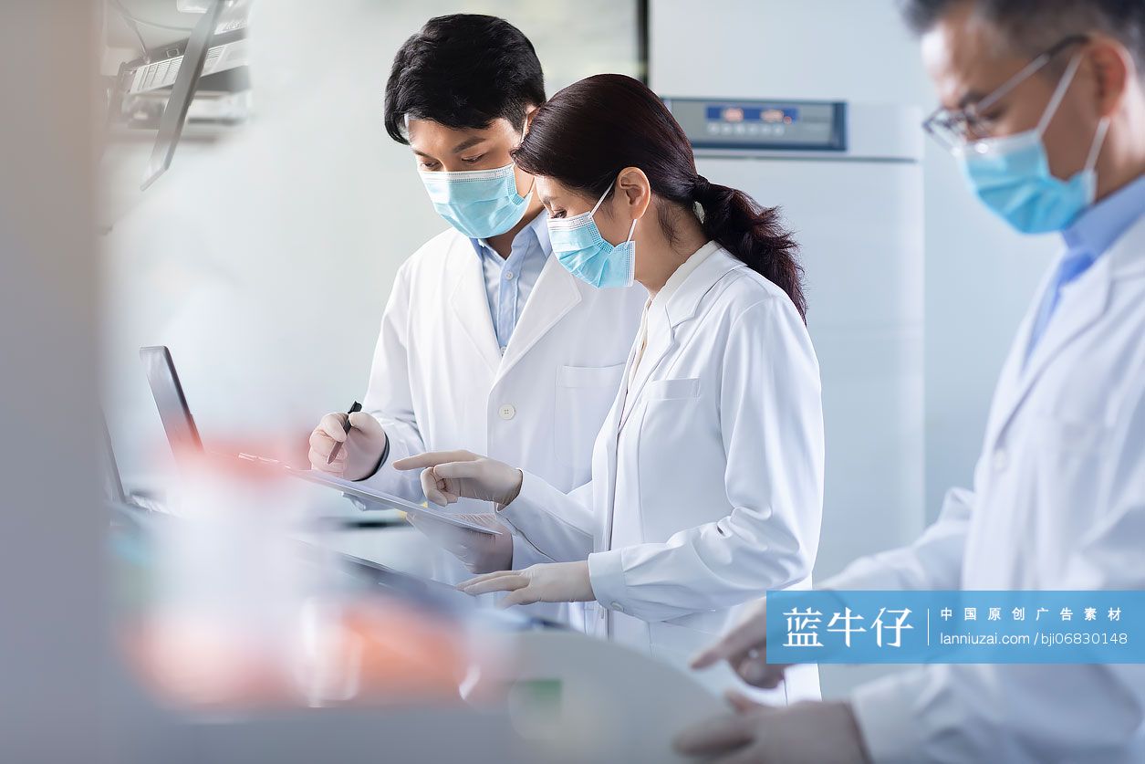 医学研究员在实验室工作