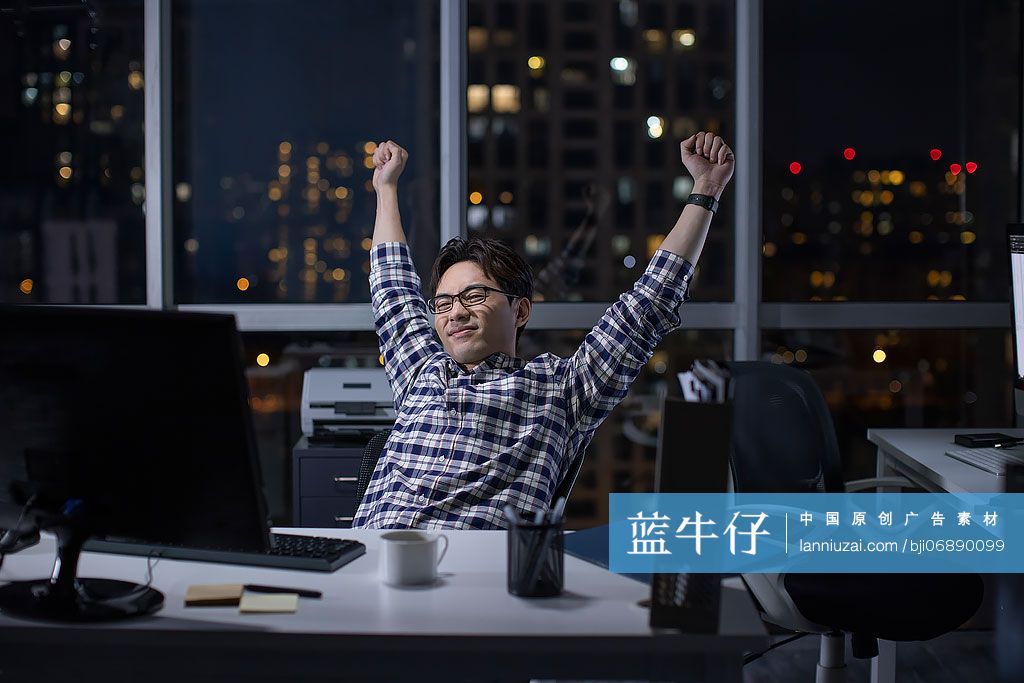 IT工程师在公司加班
