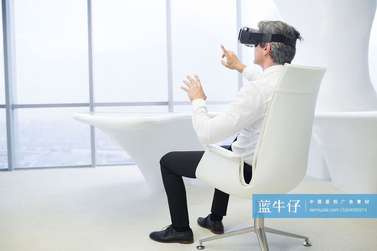 商务男士在办公室使用VR眼镜