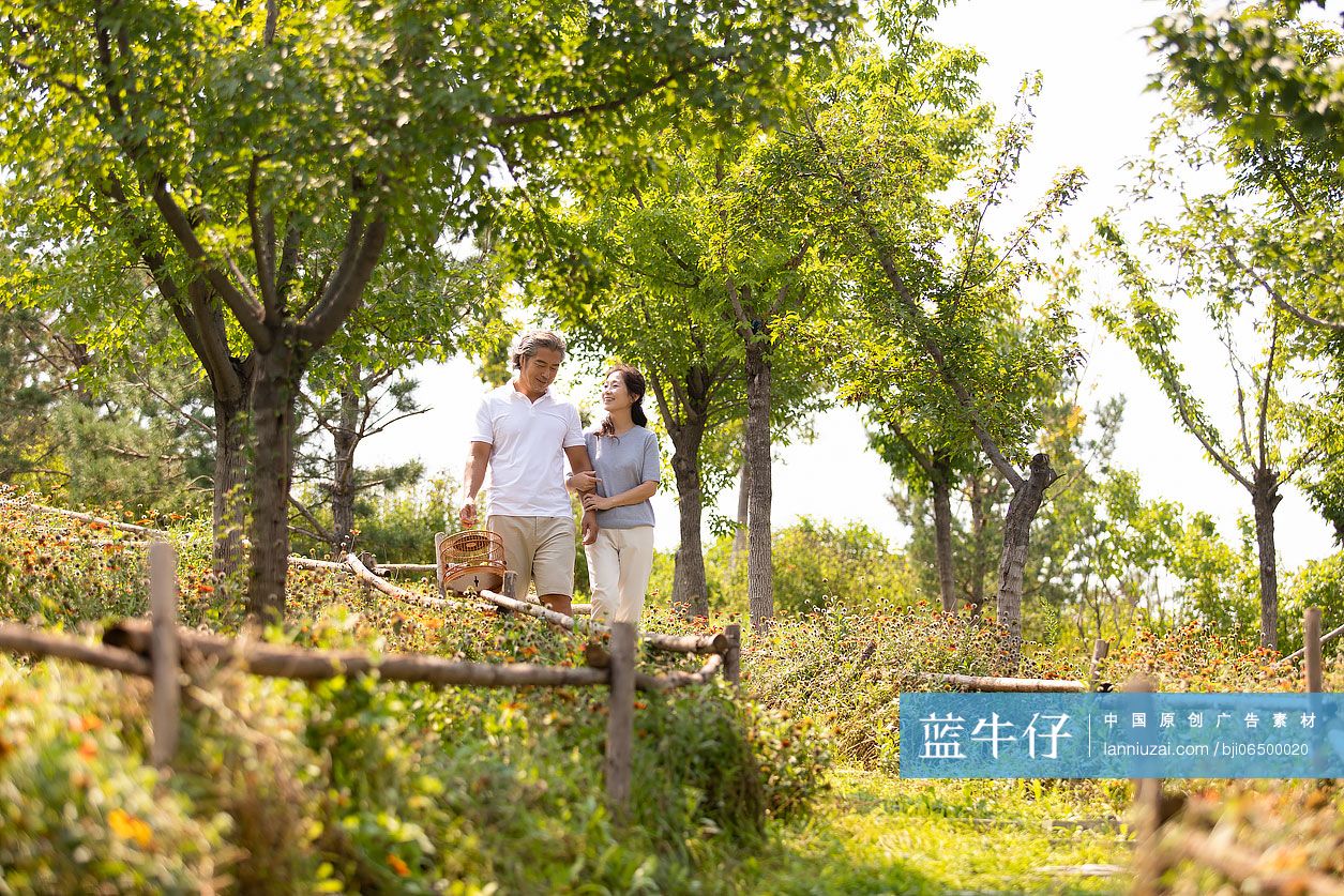 开心的中老年夫妇在公园散步