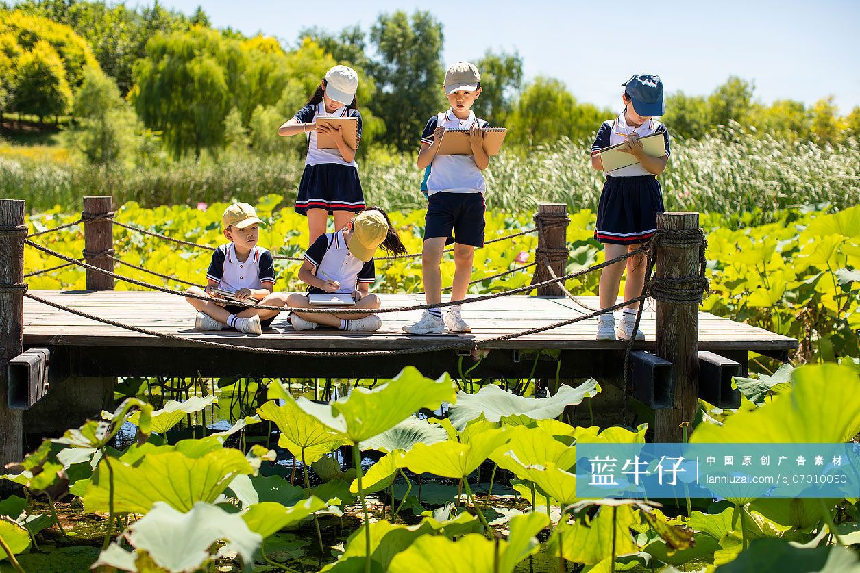 快乐的小学生在户外写生