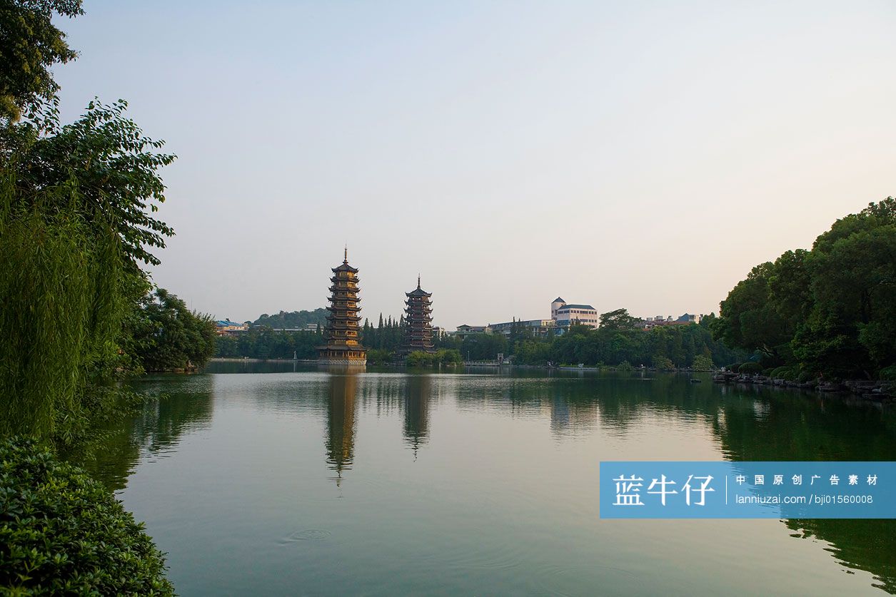 桂林杉湖日月双塔