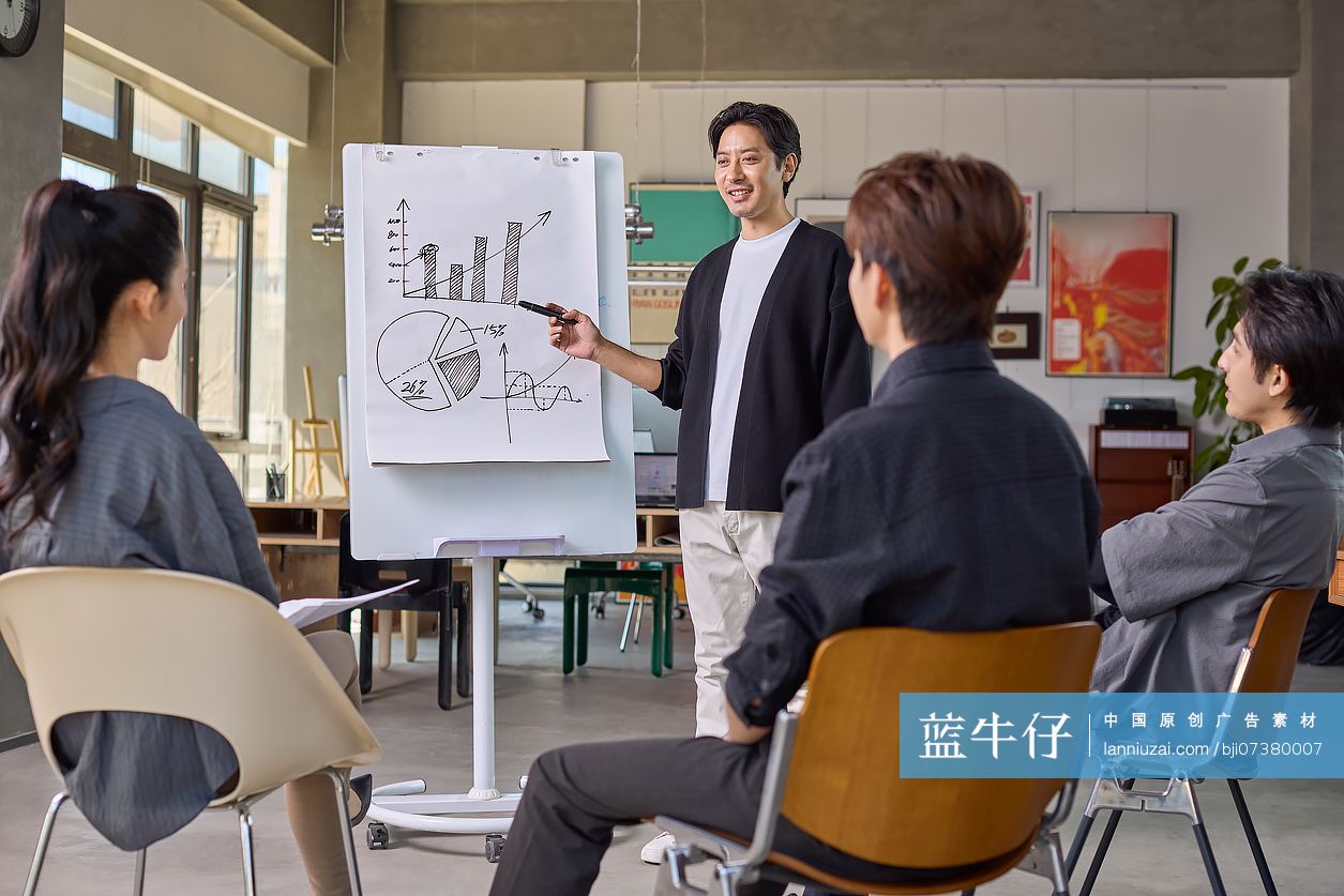 公司团队成员在进行工作讨论